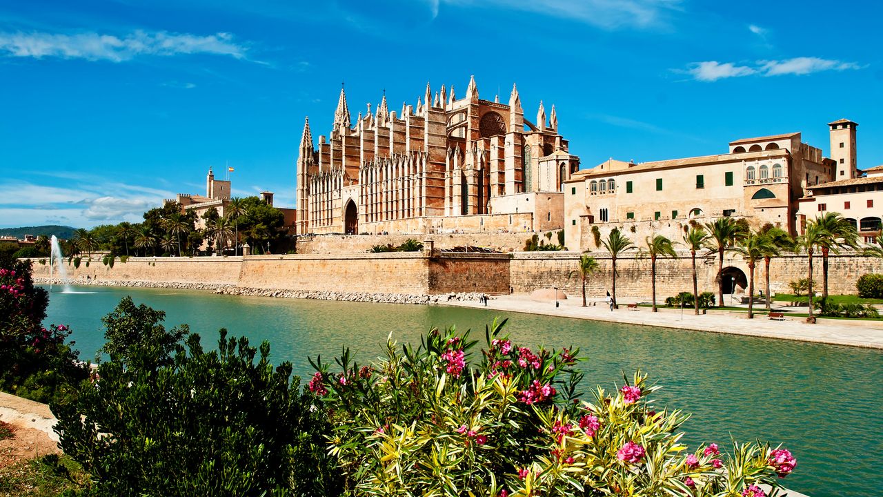 Upptäck Barcelonas kulturella skatter: Gaudí, Barri Gòtic, Museu Nacional d'Art de Catalunya